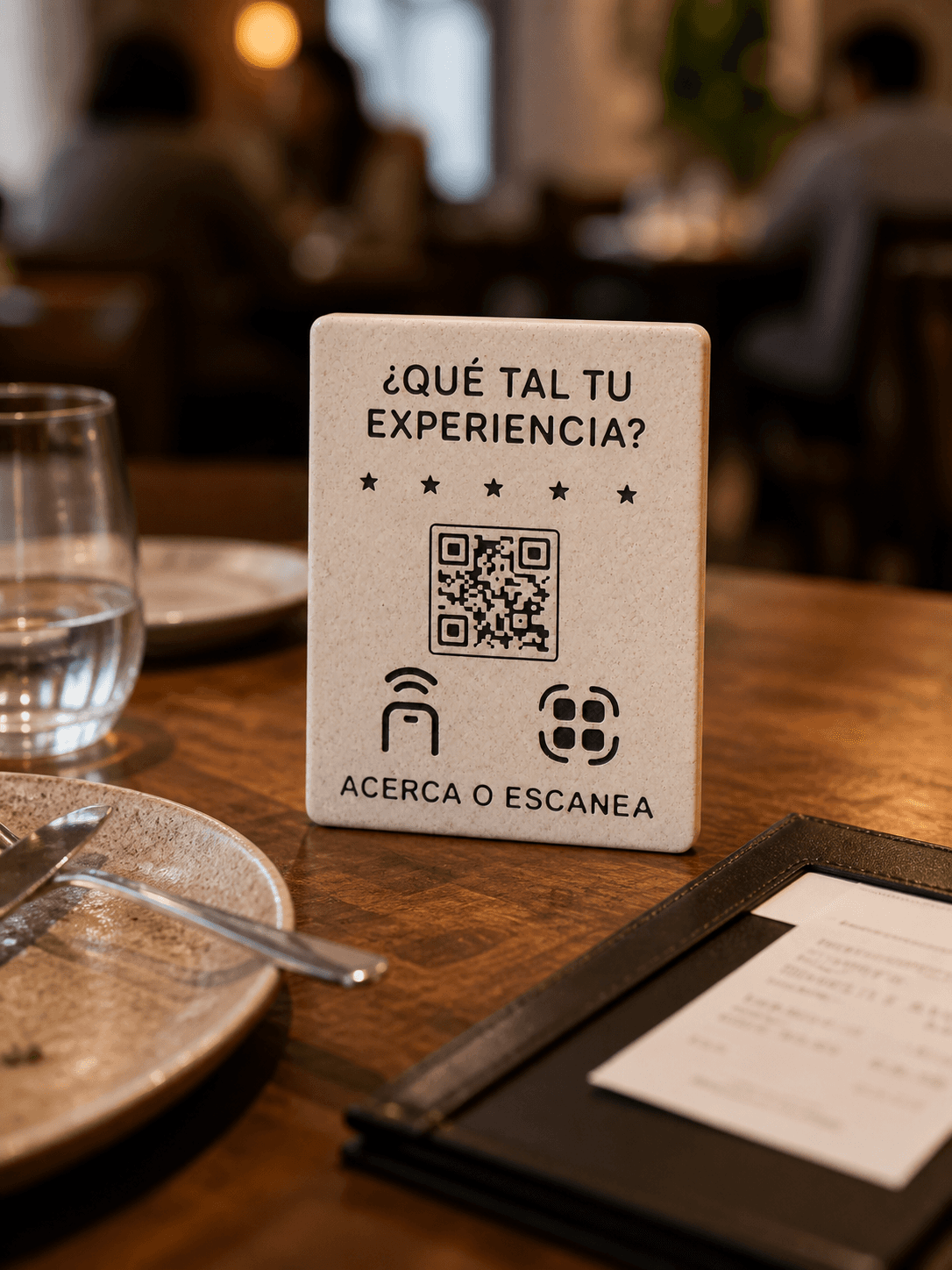 PIQTAP sobre la mesa de un restaurante junto a la cuenta